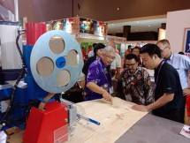 Mediarman, Kabsubdit Industri Pengolahan Kayu, Rotan, Bahan Alam lain, Kemenperin (tengah), pada Pembukaan international furniture manufacturing components Exhibition (Ifmac)2019 di Jakarta International Expo, Kemayoran, Rabu (9/10/2019).