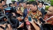 Menteri Perindustrian Airlangga Hartarto didampingi Dirjen Pengembangan Perwilayahan Industri (PPI) Imam Haryono memberikan keterangan kepada wartawan seusai menjadi narasumber pada acara Kaltara Investment Forum 2017 di Jakarta, 8 Maret 2017. 