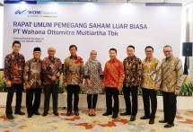 Para anggota Direksi dan Dewan Komisaris WOM Finance berpose bersama usai RUPSLB 2019. (Foto: istimewa)