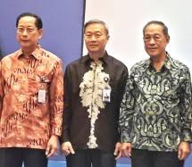 Herwandi Kuswanto, Dirut PT BCA Multi Finance (tengah) usai peluncuran BCA Multi Finance berpose bersama Jahja Setiaatmadja, Dirut Bank BCA, (kiri) dan D. E. Seijoso, Preskom BCA (kanan). (Foto: Abe)