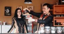 Ratu Meta dan Suami, Edy Faisal di Kedai Kopi Milik nya Di Kawasan Depok