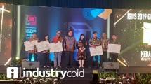 Menteri Perindustrian Airlangga Hartarto bersama Dirjen IKMA Kemenperin Gati Wibawaningsih saat memberikan penghargaan kepada pemenang IGDS 2019 (Foto: Ridwan/Industry.co.id)