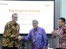 Direktur Utama Mitratel Herlan Wijanarko (tengah) bersama President Director & CEO Indosat Ooredoo Ahmad Al-Neama (kiri) 