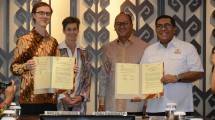 Ketua Umum Kadin Indonesia Rosan P. Roeslani saat menyaksikan penandatanganan kerja sama dengan Supertex