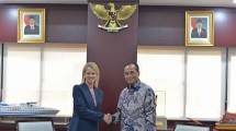 Menteri Perhubungan Budi Karya Sumadi dan Menteri Pembangunan Kawasan/Menteri Pemerintahan Lokal dan Teritori/Menteri Komunikasi Regional) Senator Fiona Nash.