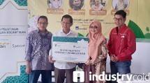 Chief of Sharia AXA Mandiri, Srikandi Utami saat menyerahkan bantuan dana surplus underwriting kepada Dompet Dhuafa (Foto: Ridwan/Industry.co.id)
