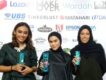 Peluncuran CLEAR Hijab Pure ( Sisi Kiri : Essy Prita Senior Brand Manger CLEAR, Sisi Tengah : Sivia, Brand Ambassador CLEAR, Sisi Kanan : Anandia Putri, Creative Director IKYK)