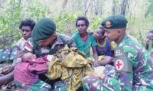 Anggota Satgas Pamtas RI-PNG Yonif 411 Kostrad Bantu Proses Persalinan di Tengah Hutan