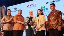 Mnteri koperasi dan UKM Puspayoga menyerahkan penghargaan kepada para pemenang Wirausaha Muda Mandiri 2017 di kampus Institut Pertanian Bogor (IPB), Sabtu (11/3/2017)