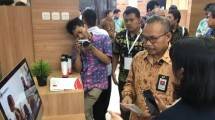 Kepala BPPI Kemenperin Ngakan Timur Antara seusai membuka pameran jasa industri di Plasa Industri Kemenperin