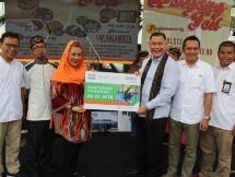 Direktur Utama BNI Syariah, Abdullah Firman Wibowo (tiga dari kanan); dan Wakil Walikota Semarang, Hevearita Gunaryati Rahayu