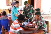 Satgas Yonif 411 Kostrad Bersama IDI Gelar Bakti Sosial di Perbatasan RI-PNG 