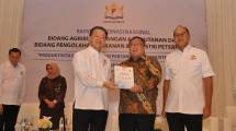 Ketua Umum Kadin Indonesia Rosan P. Roeslani bersama Wakil Ketua Umum Kadin Bidang Agribisnis, Pangan dan Kehutanan Franky O. Widjaja serta Menritek Bambang Broedjonegoro seusai membuka Rakornas Kadin