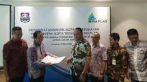 Wali Kota Tegal Dedy Yon Supriyono bersama Wakil Ketua Umum INAPLAS, Suhat Miyarso saat menandatangani perjanjian kerja sama pembangunan jalan aspal berbahan campuran sampah plastik