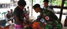 Satgas Pamtas Yonif 411 Kostrad Gelar Posyandu Bagi Warga Perbatasan RI-PNG 