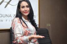 Ratu Meta Mununjukan Berlian pemberian Eddy Faisal Sang suami
