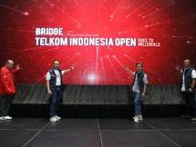 Direktur Human Capital Manajemen Telkom Indonesia Edi Witjara (kedua dari kiri) bersama Ketua Umum Pengurus Besar Gabungan Bridge Seluruh Indonesia (PB GABSI) Miranda Goeltom (kedua dari kanan), Ketua Badan Pembina GABSI Michael Bambang Hartono (paling kiri), serta Ketua TelkomGroup Bridge Club Rakhmad Tunggal Afifuddin