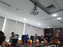 Para analis Pefindo, Niken Indiarsih jilbab biru