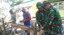 Personel Satgas Ops Pamrahwan Maluku Yonif 136 Bantu Renovasi Sekolah