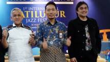 U. Saefudin Noer, Direktur Utama PJT II (kiri), Ferry Andrianto, Kepala Bagian Humas Kementerian BUMN dan Dwiki Dharmawan 