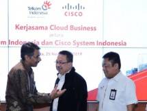 Kanan-kiri) Direktur Utama Telkom Indonesia Ririek Adriansyah, Komisaris Utama Telkom Indonesia Rhenald Kasali, Managing Director Service Provider Cisco ASEAN Dharmesh Malhotra