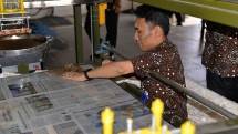 Balai Besar Kerajinan dan Batik (BBKB) Kementerian Perindustrian ciptakan alat Cap Batik Otomatis Berbasis Programmable Logic Controller (PLC). 