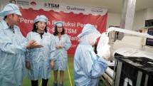 Direktur Jenderal Industri Kecil Menengah dan Aneka (IKMA) Kemenperin Gati Wibawaningsih saat mengunjungi pabrik PT Tata Sarana Mandiri (TSM)