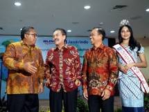 Direktur Utama Perum Jamkrindo Randi Anto (tengah) bersama dengan Direktur MSDM, Umum, dan Kepatuhan Perum Jamkrindo Sulis Usdoko (dua kanan) dengan Bupati Sukabumi Marwan Hamami (dua kiri) 