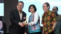 R. Sophia Alizsa. Direktur Operasional dan Jaringan Perum Jamkrindo saat menerima penghargaan