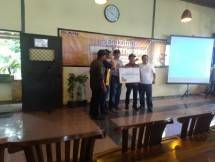 Direksi Perum Jamkrindo menyerahkan pohon ke Perhutani Bogor.