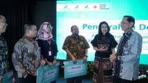 Presiden Direktur BCA Jahja Setiaatmadja (kanan)