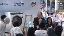 (Kiri ke kanan) Iffan Suryanto, Presiden Direktur Electrolux Indonesia dan Susilowati, VP Marketing PT Kao Indonesia berikan penjelasan mengenai keunggulan mesin cuci Electrolux Ultimate Care 900 EWF1141AEWA dan rangkaian deterjen Attack dengan Teknologi Anti Bau dan pewangi pelembut Attack Fresh Up