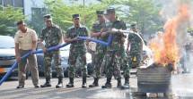 Prajurit dan PNS Denma Mako Kormar Latihan Peran Bahaya Kebakaran 