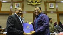 Menteri Koperasi dan UKM Puspayoga bersama Wakil Ketua Komisi VI Azam Azman Natawijaya usai rapat kerja terkait RUU Perkoperasian Rabu (23/3)