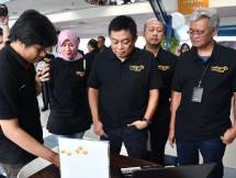 Direktur Utama Telkom Ririek Adriansyah (tengah) bersama Direktur Consumer Service Telkom Siti Choiriana (kedua dari kiri), Direktur Wholesale and International Business Telkom Edwin Aristiawan (kedua dari kanan), dan Direktur Network & IT Solution Telkom Zulhelfi Abidin (paling kanan)