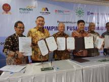 (kiri) Direktur Bisnis Komersil BRIsyariah Kokok Alun Akbar