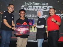 Direktur Consumer Service Telkom Siti Choiriana (kedua dari kiri) didampingi Operation Vice President Consumer Fulfillment Telkom Sujito (kiri) dan General Manager Witel Bekasi Dwi Pratomo Juniarto (kanan) 