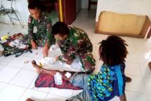 Anggota Satgas Yonif 411 Kostrad Bantu Obati Korban Kecelakaan di Jalan Trans Papua