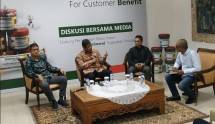 Diskusi Media: PT Balmer Lawrie Indonesia, Takwa Fuadi Samad (kiri) bersama narasumber lainnya pada Diskusi dengan tema "Dukung Pembatasan Impor, Balmerol Siap Tingkatkan Kapasitas Produksi", di Grha STR, Jalan Ampera Raya, Jakarta Selatan, Selasa (17/12/2019).