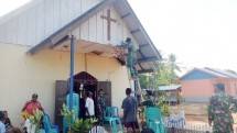 Suka Cita Sambut Natal, Personel Satgas Yonif MR 411/Pdw Bantu Warga Toray Dekorasi Gereja 