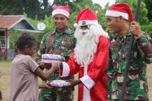 Santa Claus Satgas Yonif MR 411/Pdw Kostrad Bagikan Bingkisan Natal 