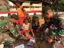 Prajurit TNI Pamtas RI-PNG Ajarkan Anak-Anak Perbatasan Cara Menanam Hidroponik