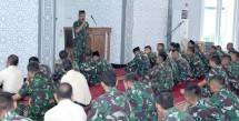 Prajurit dan PNS Mako Komar Laksanakan Sholat Gerhana Matahari