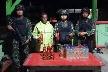 Satgas Pamtas RI-PNG Yonif MR 411/Pdw Kostrad Amankan 35 Botol Miras