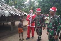 Santa Claus Satgas Yonif MR 411 Kostrad Bagikan Hadiah Natal 