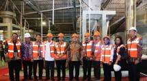Menteri Riset dan Teknologi Bambang (Tengah)