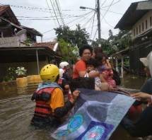 Mahasiswa UBSI Tanggap Bantu Korban Banjir Jakarta