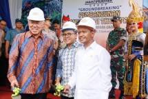 Kepala BKPM Bahlil Lahadalia (Baju Putih)