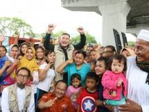 *Caption Foto 1:* Direktur Utama BNI Syariah, Abdullah Firman Wibowo (tengah) bersama korban banjir di Kampung Petukangan RT.016/RW.04 Kelurahan Rawaterate, Kecamatan Cakung, Jakarta Timur. 
