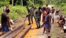 TNI Bersama Warga Perbaiki Jembatan Yang Rusak di Pedalaman Papua